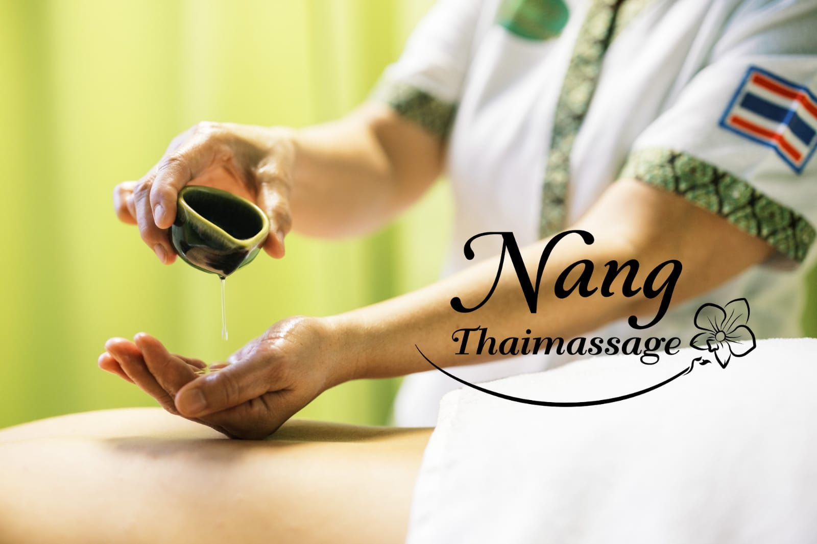 Professionelle Thai Massage Behandlung mit Aromatherapie